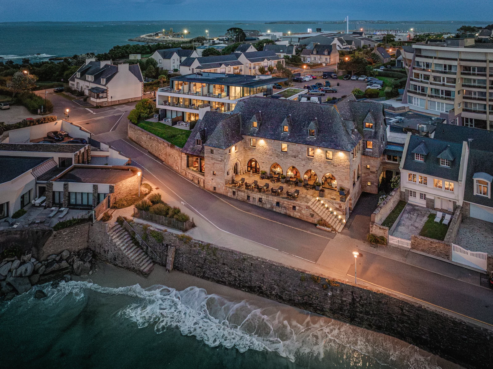 Le manoir du Diarnelez construit dans le Morbihan au XIVe siècle a été rebâti pierre par pierre à Roscoff en 1973.