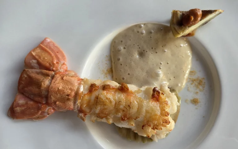 Langoustine passée à la flamme, artichaut fermenté au son de riz, émulsion beurre échalotte.