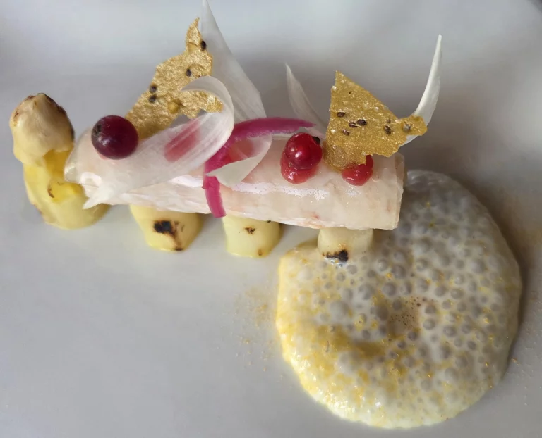 Tourteau de Roscoff avec asperges, groseilles et kiwi. Jus de carcasse émulsionné au lait de coco.