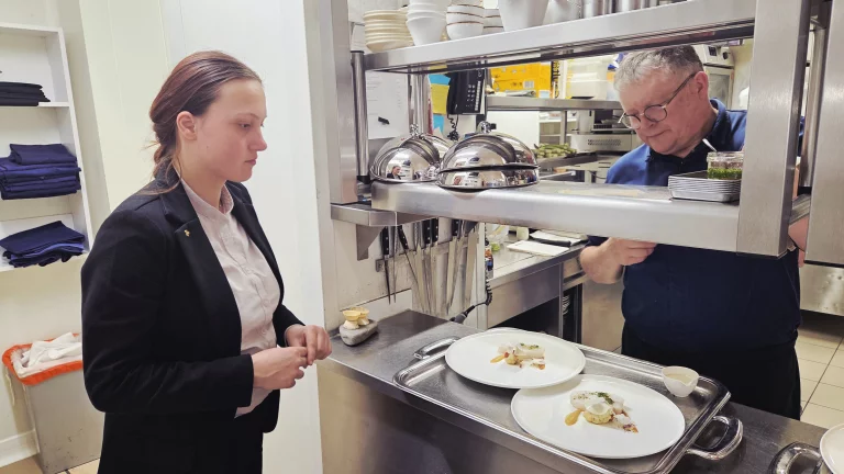 Dernières touches au dressage avant le service.