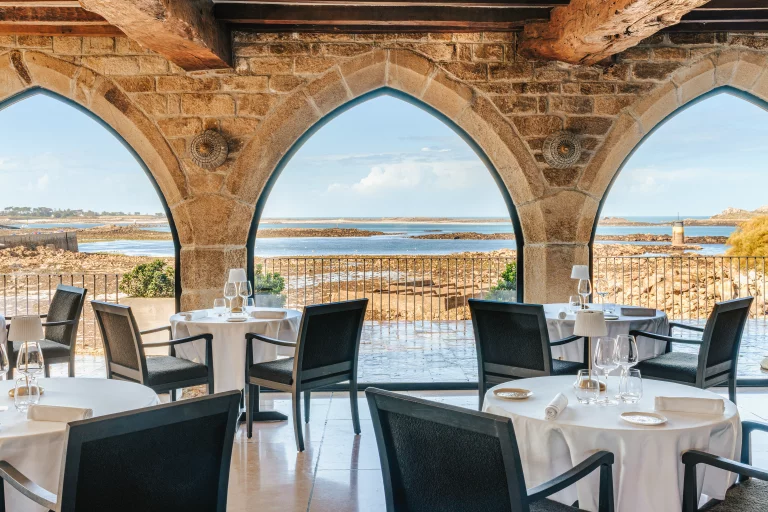 La salle du restaurant est ouverte sur la mer.