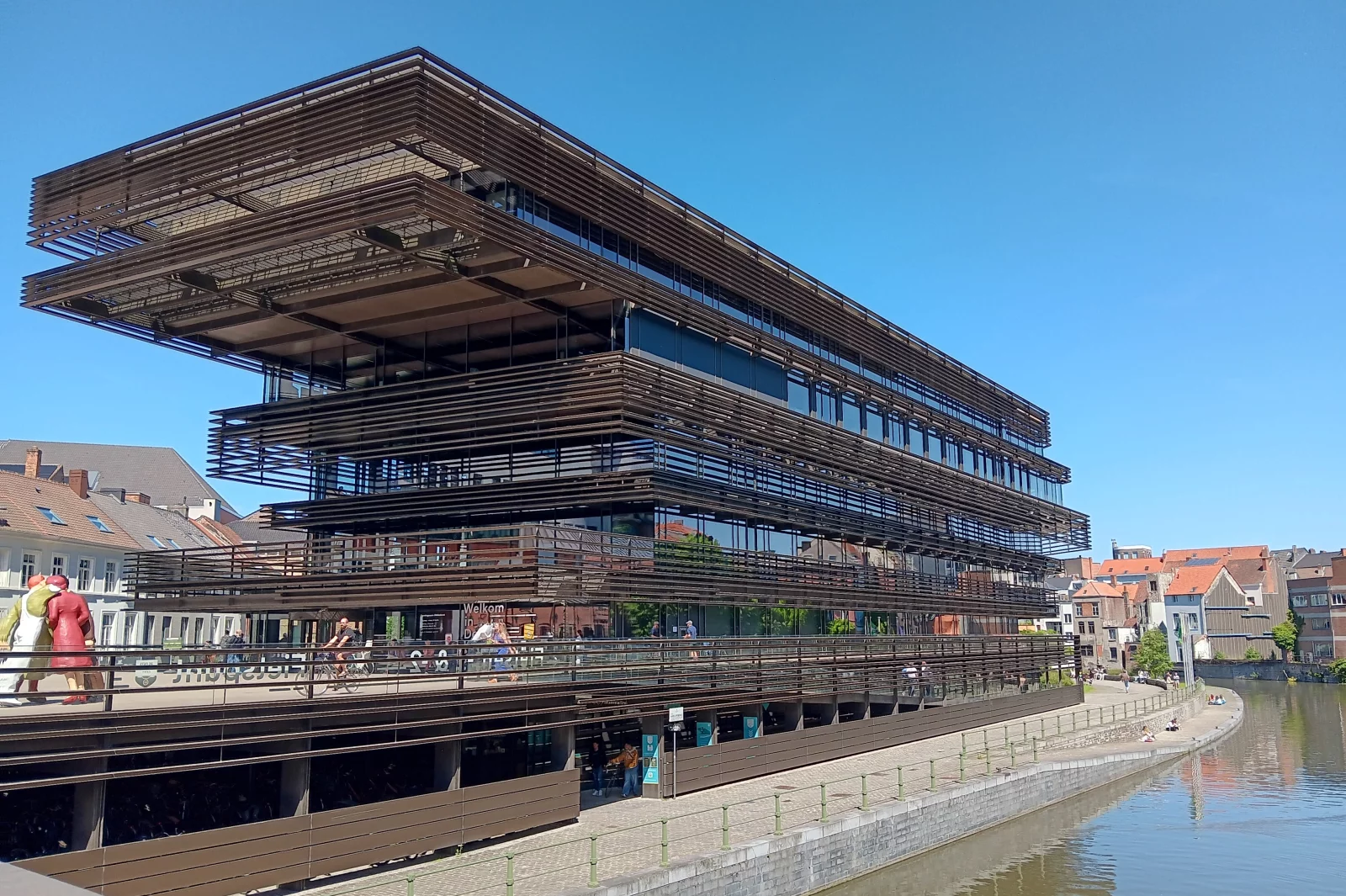 La bibliothèque Krook, un chef d'oeuvre de l'art contemporain et conceptuel dans une courbe de l'Escaut