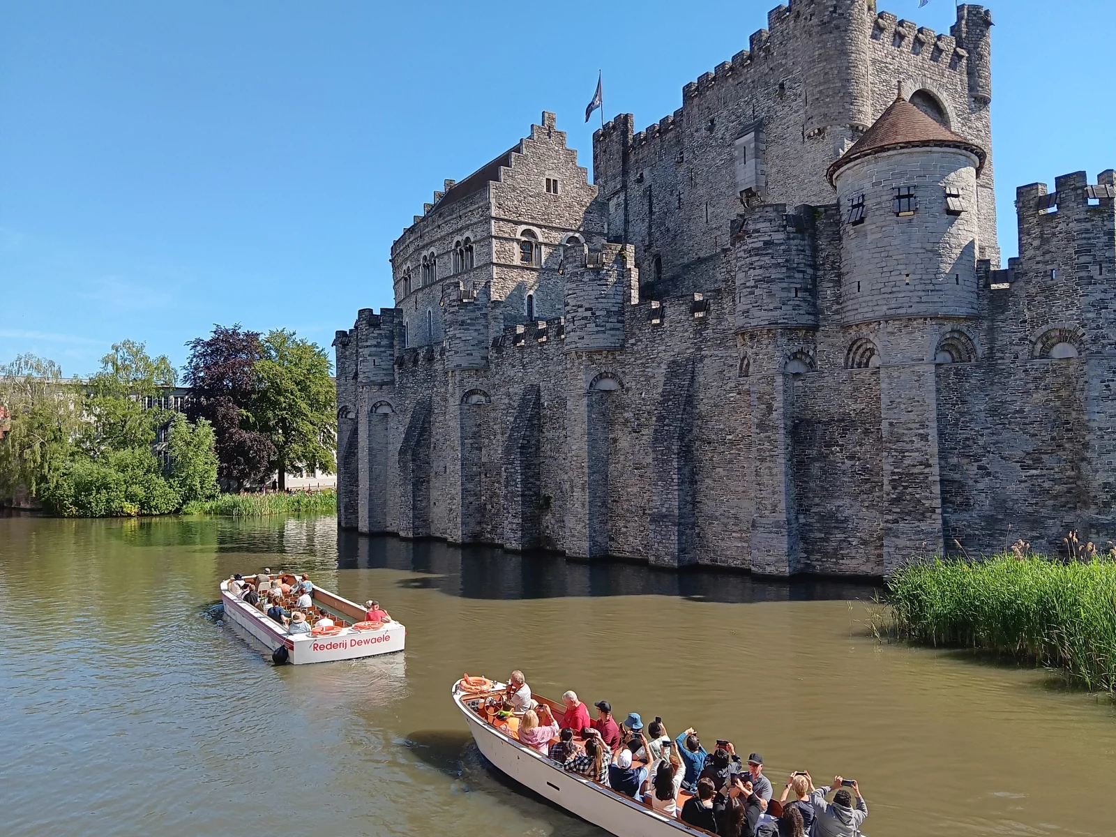 Le Château des Comtes, et le canal Lieve