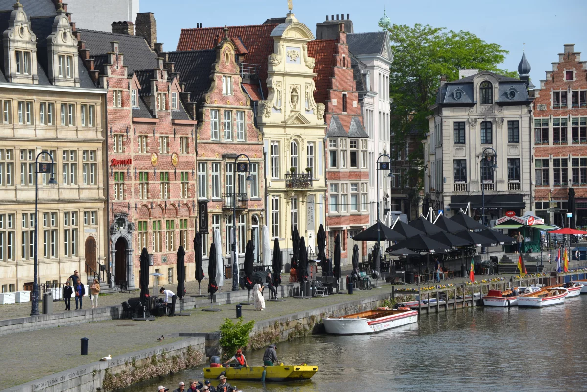 Le Korenlei, ou quai aux grains, centre névralgique médiéval de Gand, avec Graslei,