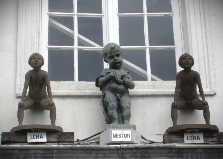 Le Manneke Pis gantois et ses acolytes Lena et Luna