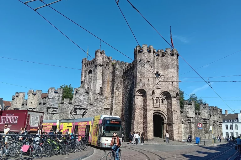 Le Château des Comtes dans un centre historique préservée des voitures