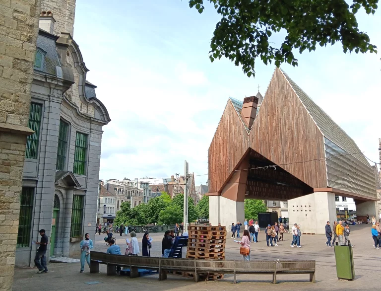 La Halle Municipale contemporaine au pied du beffroi