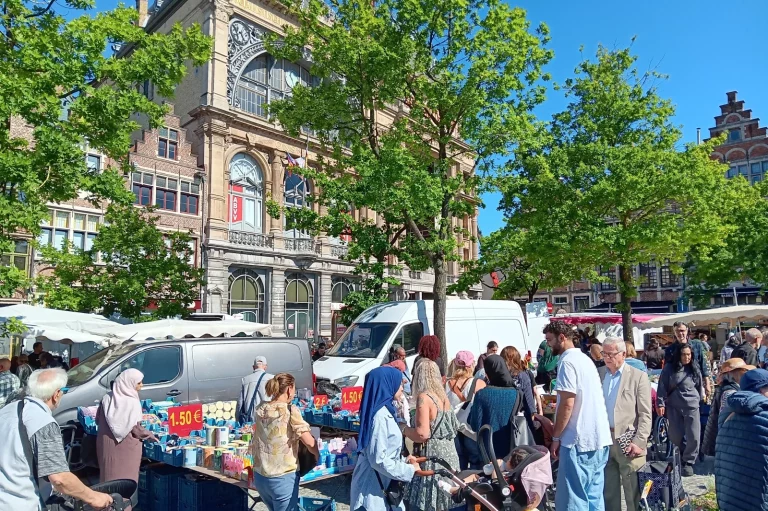 Le marché du vendredi, avec en arrière-plan Ons Huis, la Maison du Peuple