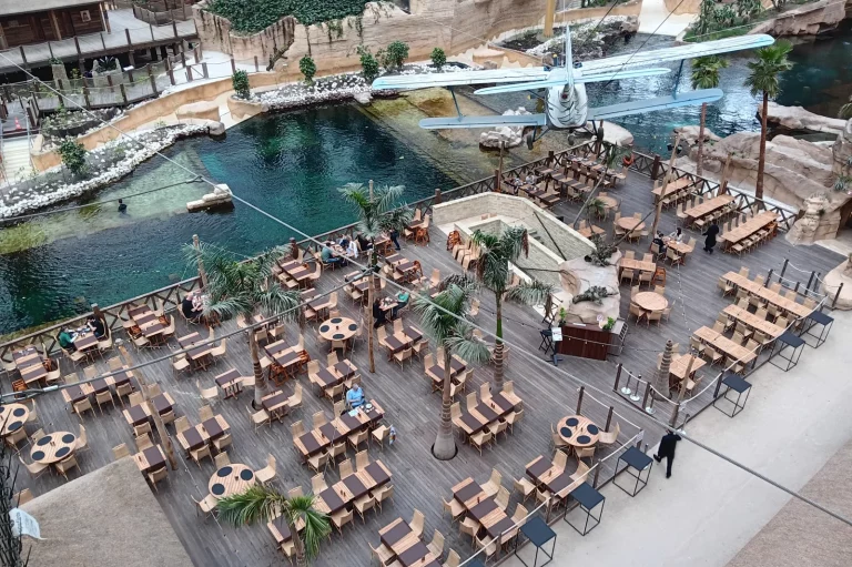 Vue depuis un pont suspendu sur le restaurant Sandy Beach et son fameux avion