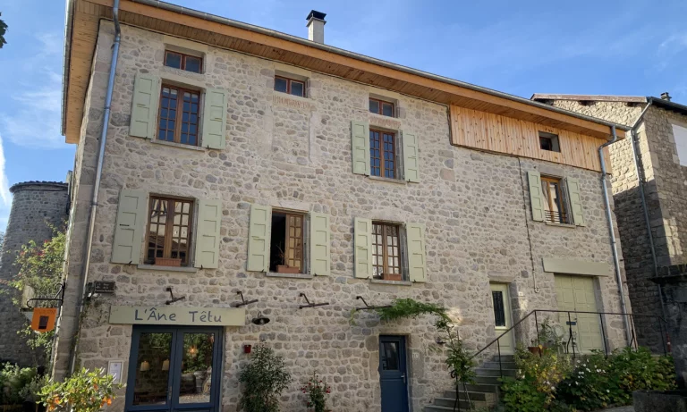 Une magnifique bâtisse abrite le restaurant végétalien