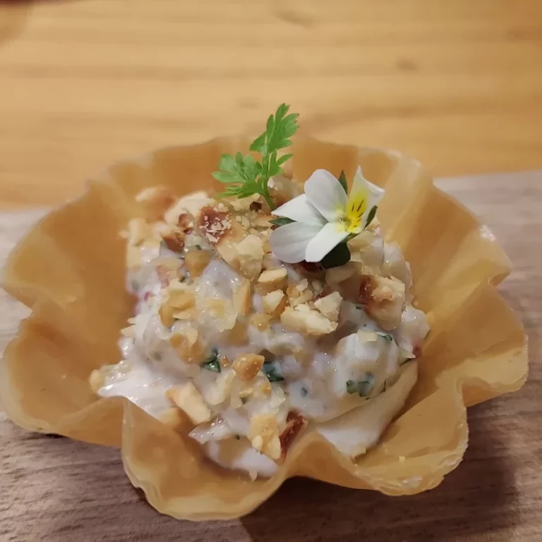 Tartare de radis, persillade, fromage végétalien, noisettes torréfiées