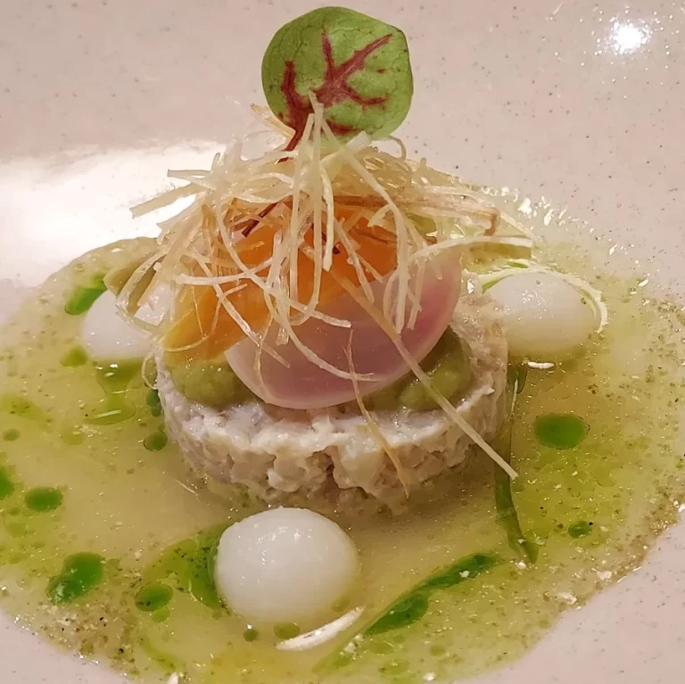 Risotto d'orge perlé, racine de printemps glacée, jus au poivre sencho
