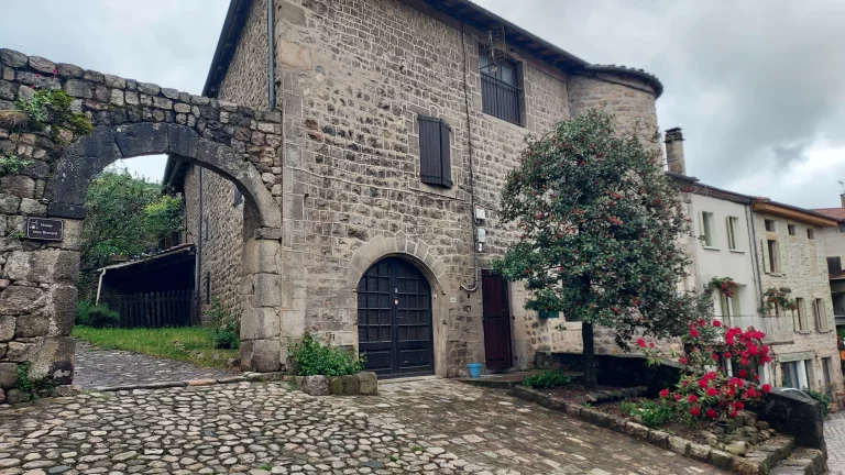Le château de Désaignes, un des 21 Villages de Caractère de l'Ardèche