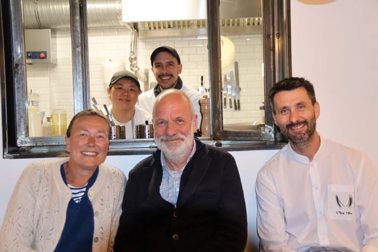 Cinq associés font vivre L'Âne Têtu, un restaurant végétal. Astrid et Didier Pierre Lenaerts (à gauche), Julien Montet, maître d'hôtel, et le couple de chefs Mikoto et Benjamin Crouzet.
