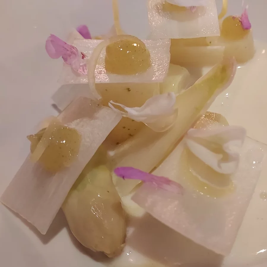 Asperge confite, cédrat, condiment au gin et bouillon de coco