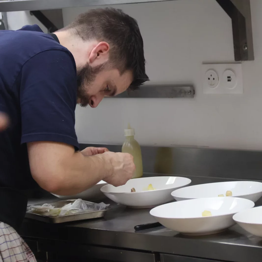 Une organisation rigoureuse permet à Etienne Borde d'officier seul en cuisine.