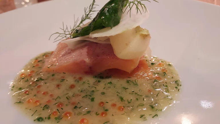 La truite, pois gourmands, navet, beurre blanc saké
