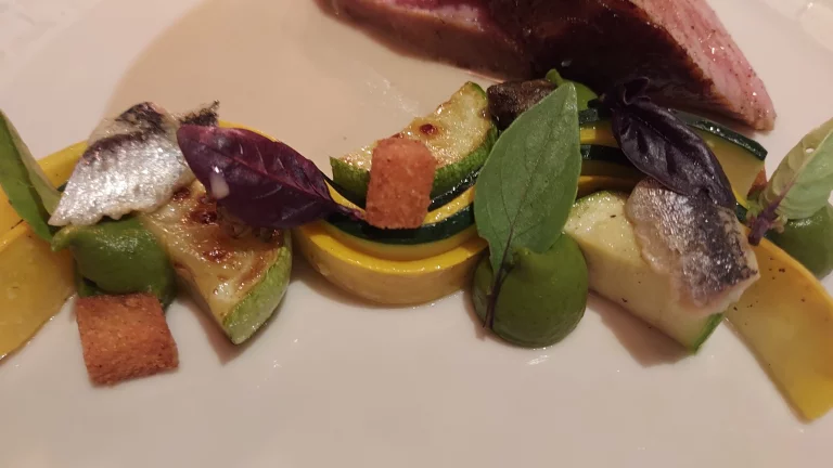 Le veau, courgette, basilic, anchois