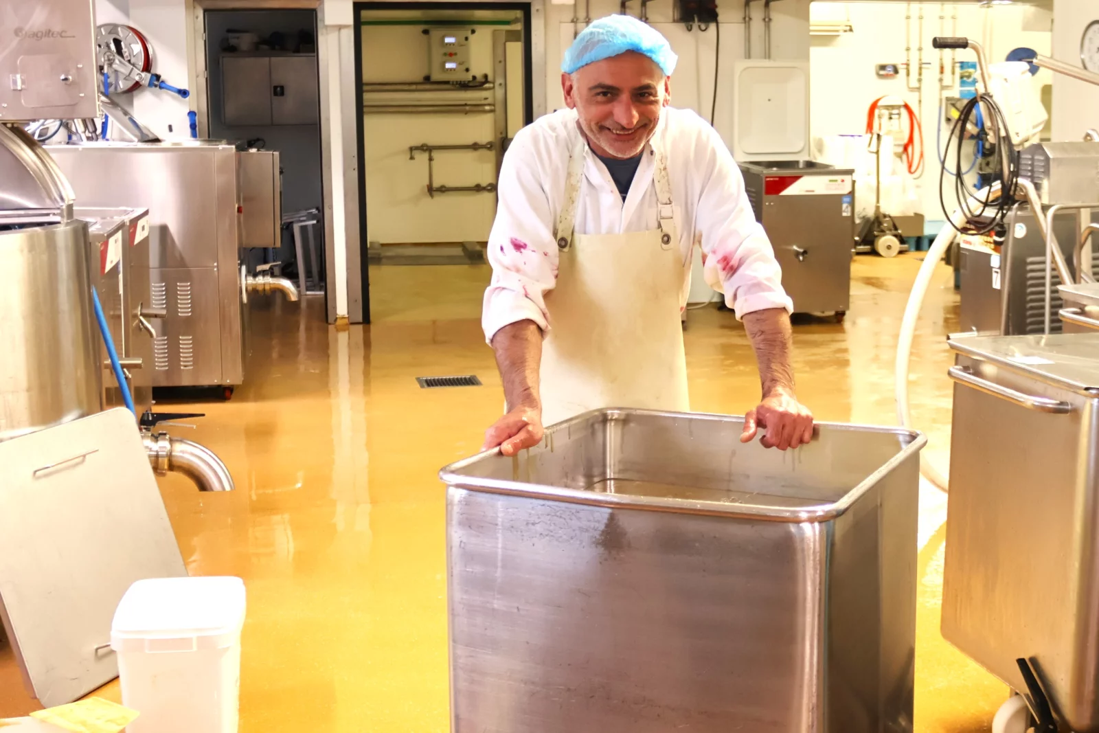Fabrice vient de terminer la fabrication d'un sorbet rhubarbe.