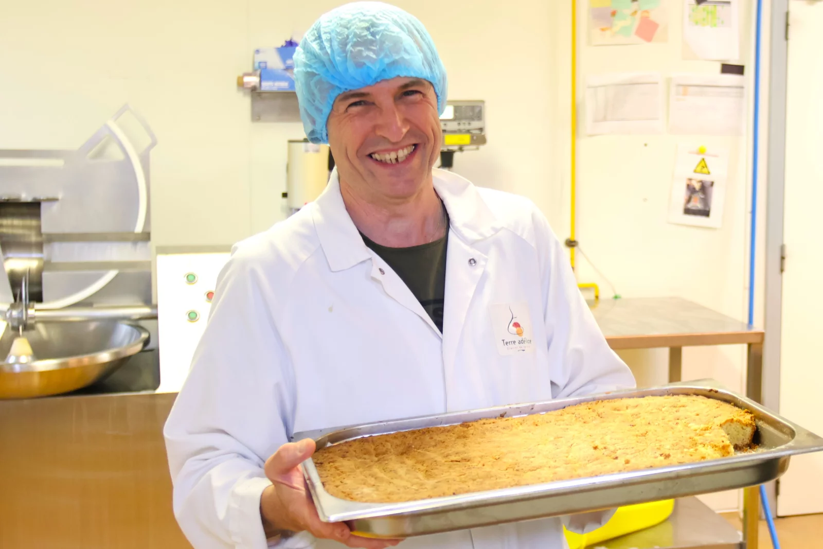 Joël est pâtissier chez Terre adélice. C'est luis qui prépare tous les petits gâteaux entrant dans la préparation de certaines glaces très gourmandes.