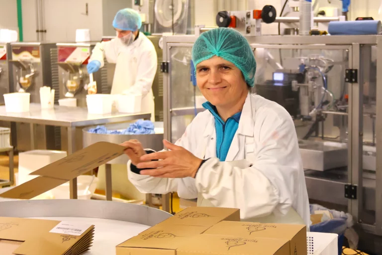 Fabienne veille au conditionnement des pots.