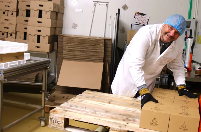 Il faut des gants pour manipuler les cartons contenant des pots de glace dans un environnement plutôt... frais.