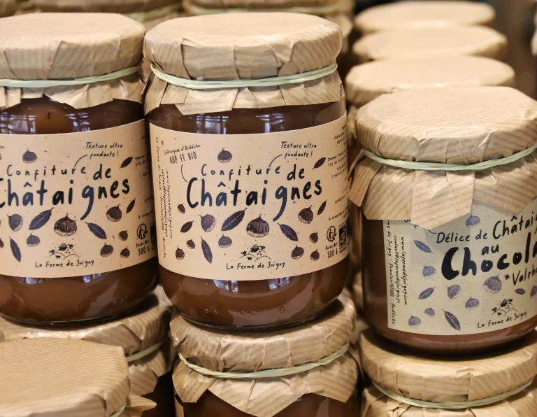 Sur le lieu de production et le salon de dégustation à St-Sauveur de Montagut, une boutique propose également des produits ardéchois de qualité comme ces confitures et crèmes e châtaignes de la ferme de Joigny.