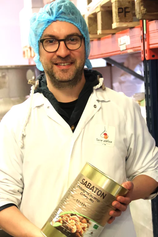 Si Terre adélice travaille avec des producteurs de la région pour les fruits frais, elle fait aussi appel à des partenaires comme la confiserie familiale Sabaton à Aubenas réputée notamment pour ses châtaignes.