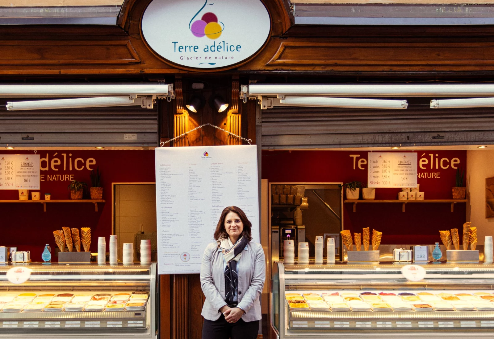 Sonia Baki-Rousselle devant le salon d'Annecy.