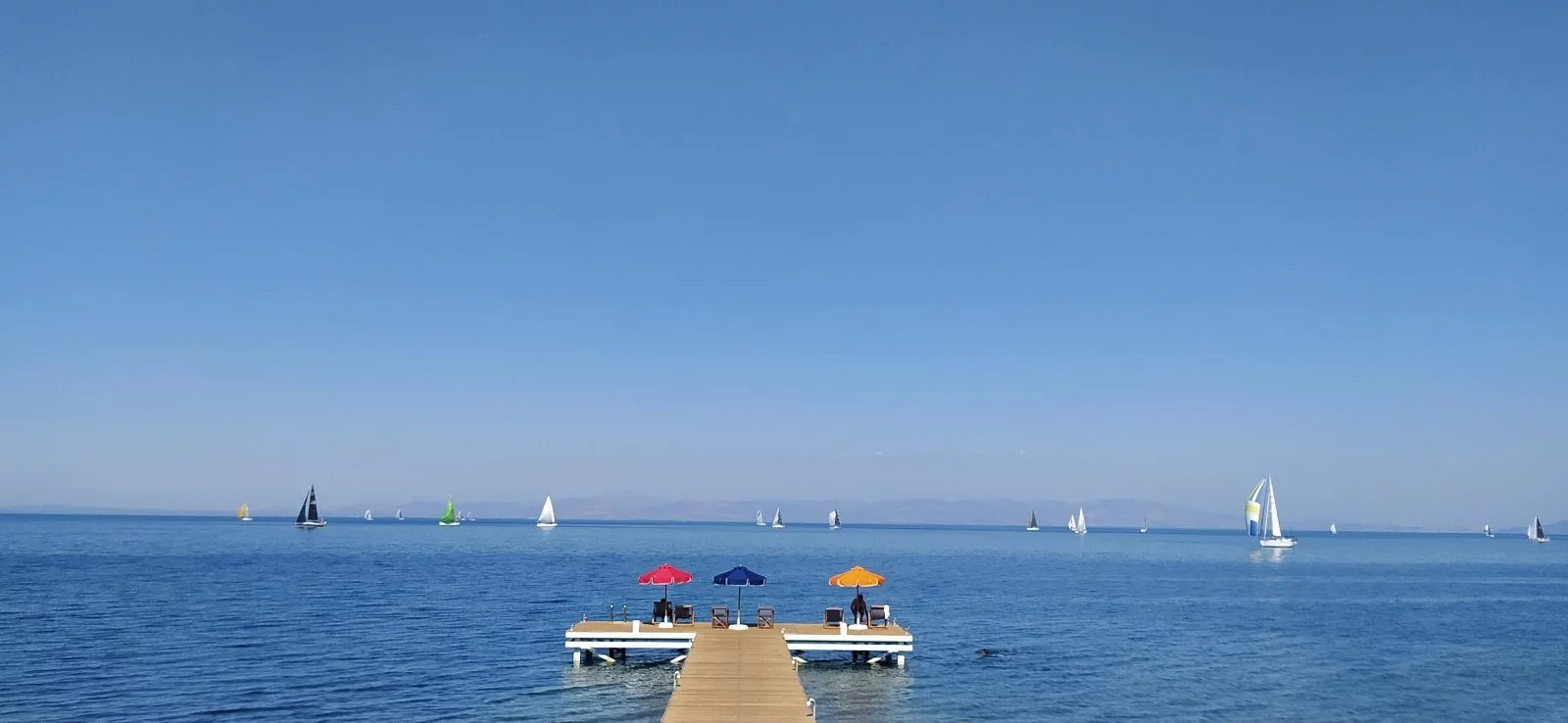 De la plage, le ponton privé de l'hôtel va dans la mer