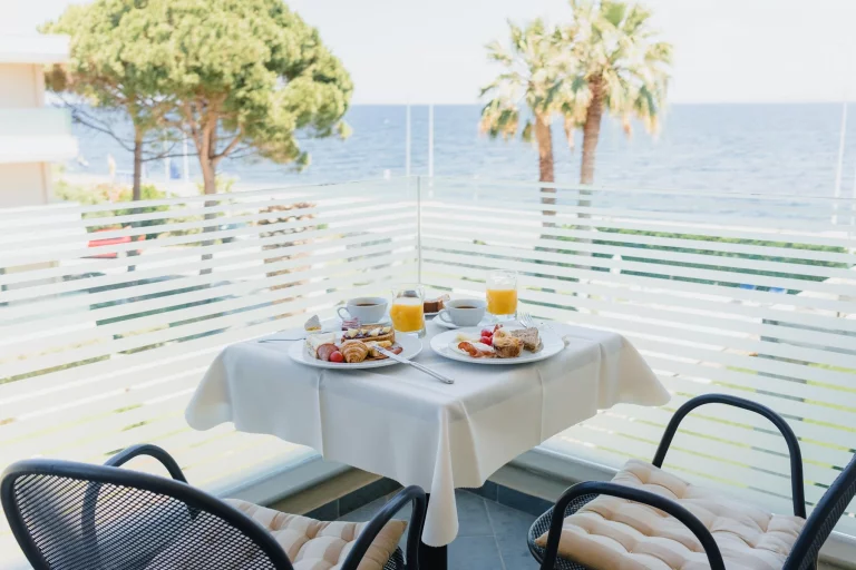 Petit-déjeuner avec vue