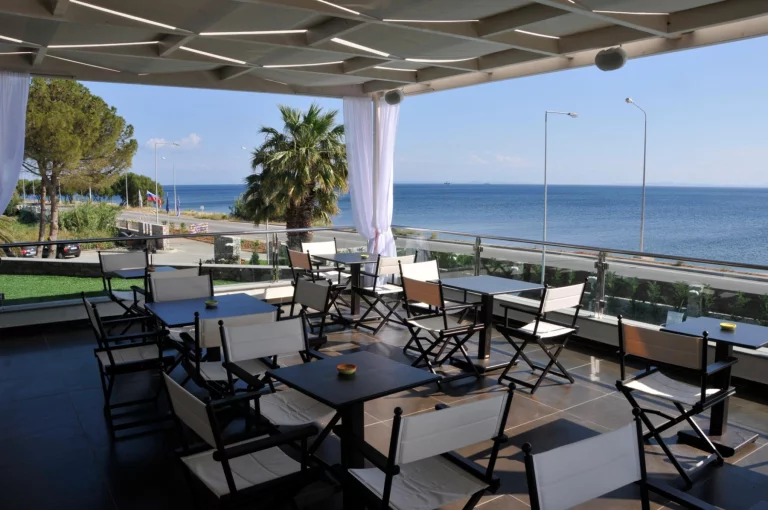 Sur la terrasse face à la mer Egée