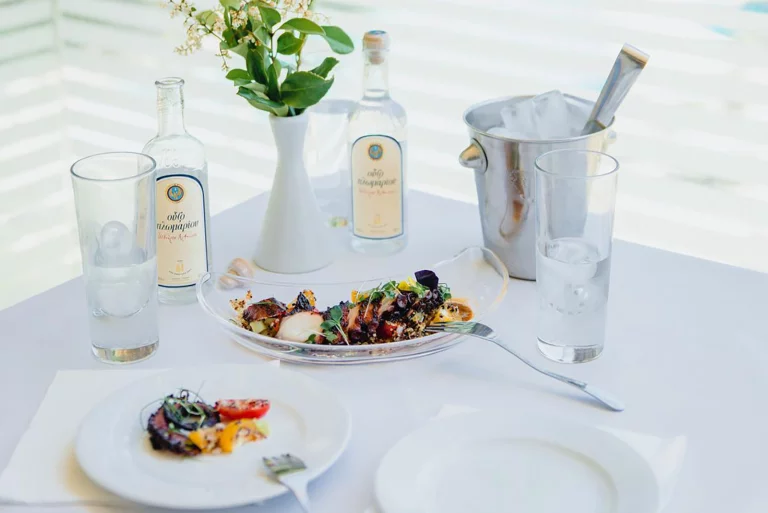 A l'heure de l'apéritif traditionnel avec de l'ouzo