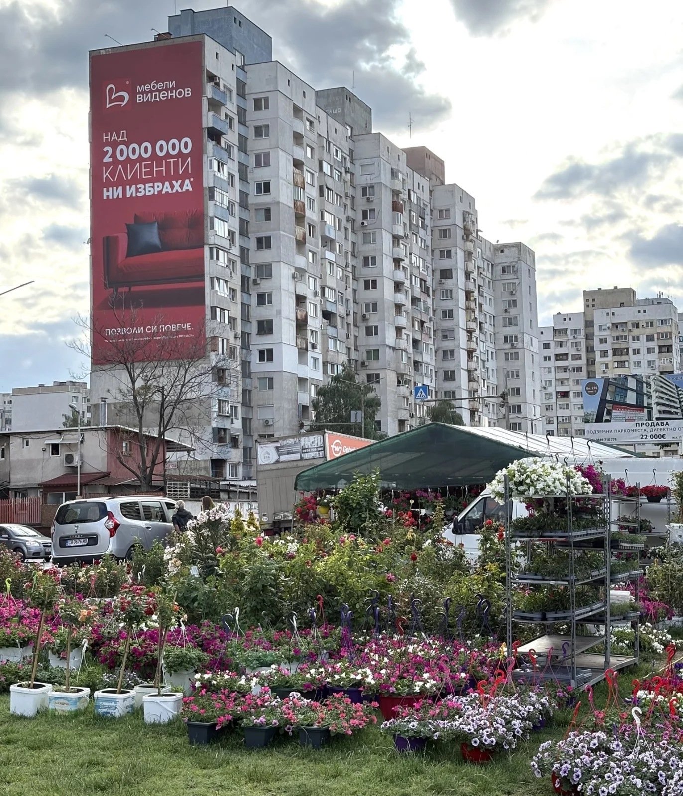 Bienvenue florale à Lyulin, l'ex-auqrtier soviétique créé dans les années 1970. Photo Nil Vautrin