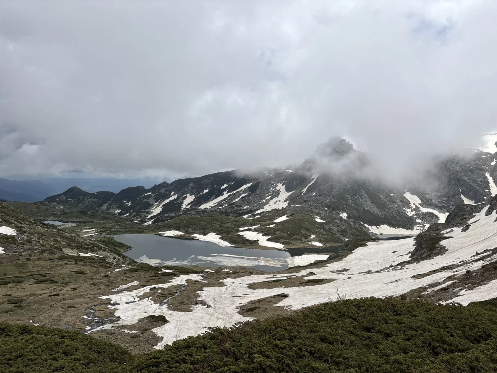 Vue du lac Bliznaka (2 242 mètres d'altitude) et du pic Haramiyata (2 465 mètres). Photo Nil Vautrin