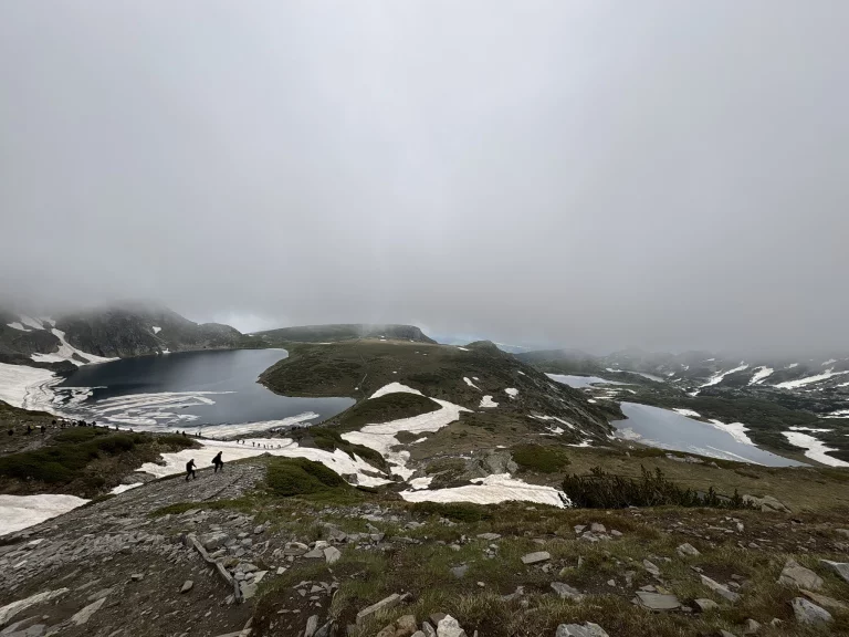 Vue des lacs Babreka (2 282 mètres (à gauche), Bliznaka (2 242 mètres, premier plan à droite) et Trilistnika (2 216 mètres, arrière-plan à droite). Photo Nil Vautrin