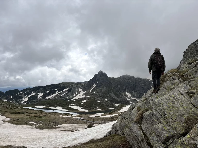 Vue du lac Bliznaka (2 242 mètres) et du pic Haramiyata (2 465 mètres). Photo Nil Vautrin