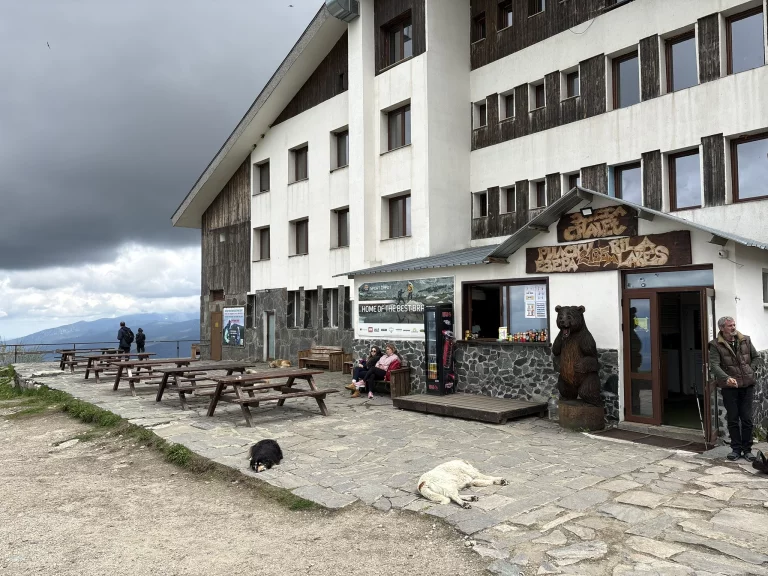 Chalet des lacs de Rila, refuge de montagne proposant hébergement et restauration. Il se situe à l’arrivée du télésiège. Photo Nil Vautrin