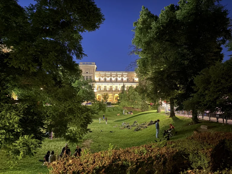 Crystal Garden est un petit jardin public très fréquenté du centre de Sofia. Au fond, le Club militaire central. Photo Nil Vautrin