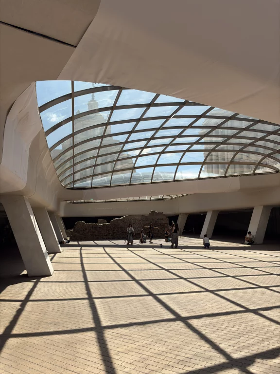 Vue de l'Assemblée nationale depuis la verrière de Serdika. Photo Nil Vautrin
