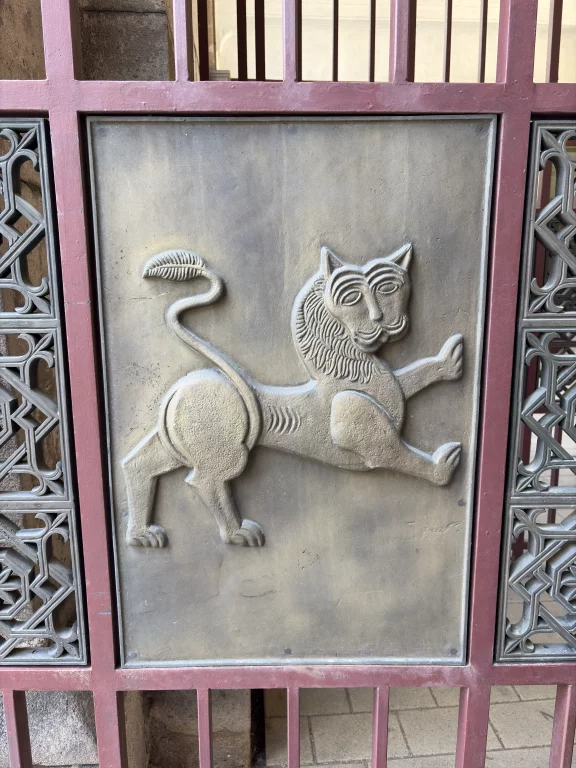 Porte arborant un lion, symbole de la Bulgarie. Photo Nil Vautrin