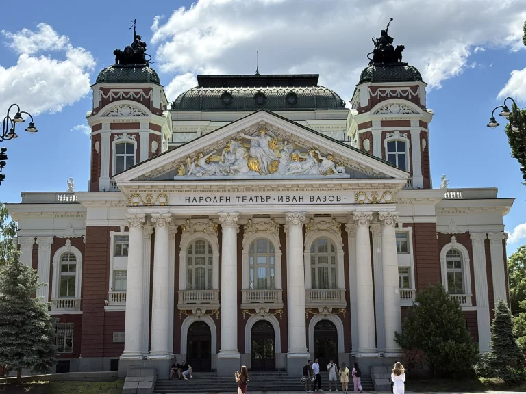 Le Théâtre national Ivan-Vazov, inauguré en 1907, fut édifié par les architectes viennois Ferdinand Fellner et Hermann Helmer dans un style néoclassique. Photo Nil Vautrin