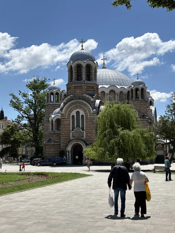 L’église orthodoxe des Sept-Saints occupe une ancienne mosquée ottomane édifiée en 1528 sous Soliman le Magnifique. Photo Nil Vautrin
