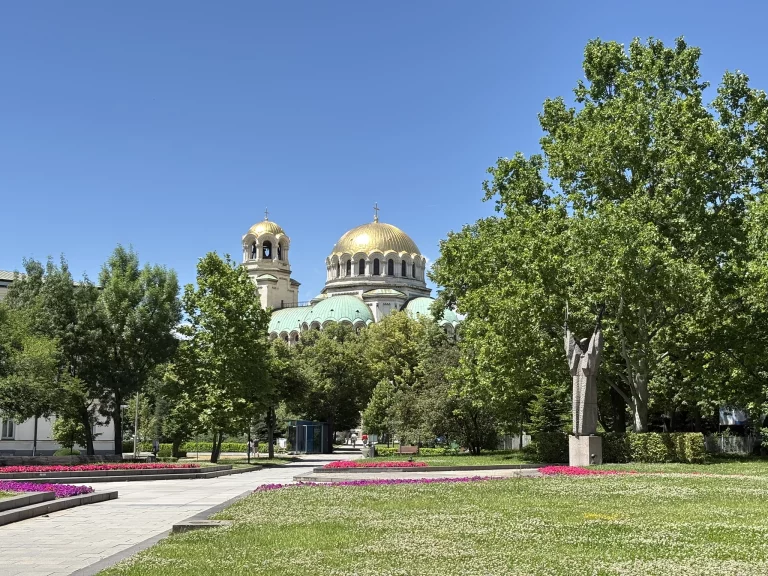 Vue de la Cathédrale Saint-Alexandre-Nevski depuis le jardin Saint-Clément-d’Ohrid. Photo Nil Vautrin