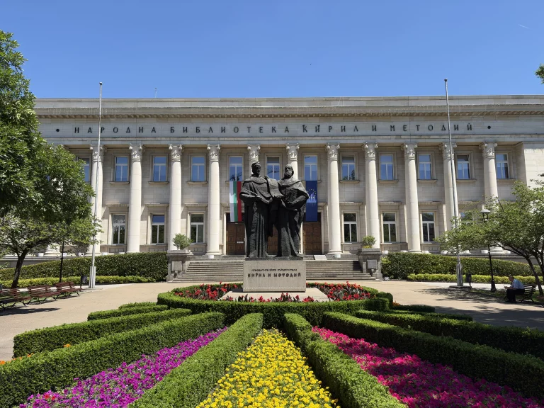 Monument dédié à Saint Cyrille et Saint Méthode et bibliothèque nationale de Sofia. Photo Nil Vautrin