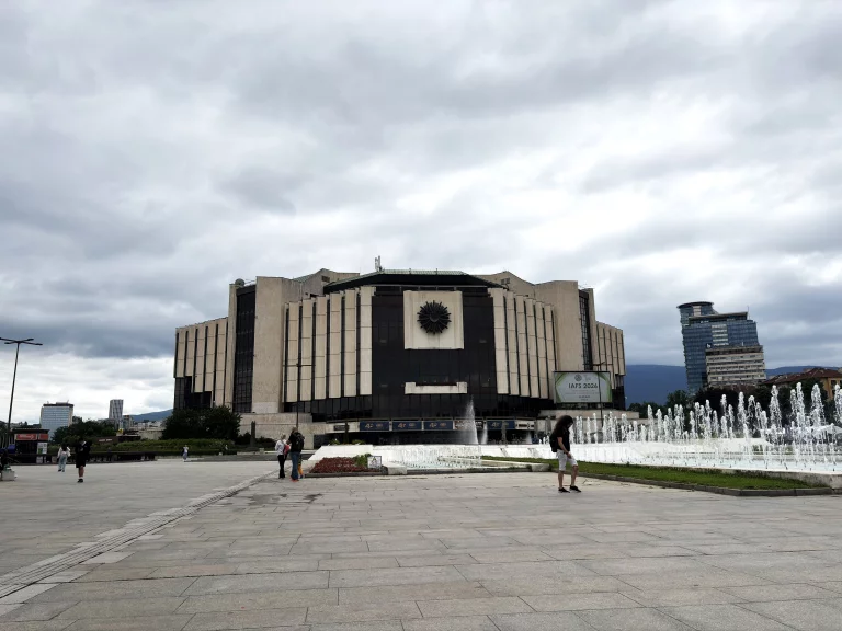 Inauguré en 1981, le Palais national de la Culture est situé à l’extrémité sud du boulevard Vitosha, au cœur d’un parc qui porte son nom.