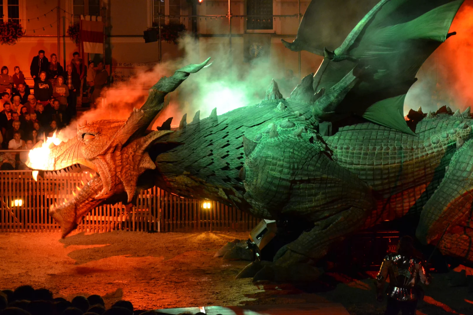 Le dragon vit ses derniers instants. Il crache du feu, bat des ailes et attend d'être affronté par le chevalier Udo.