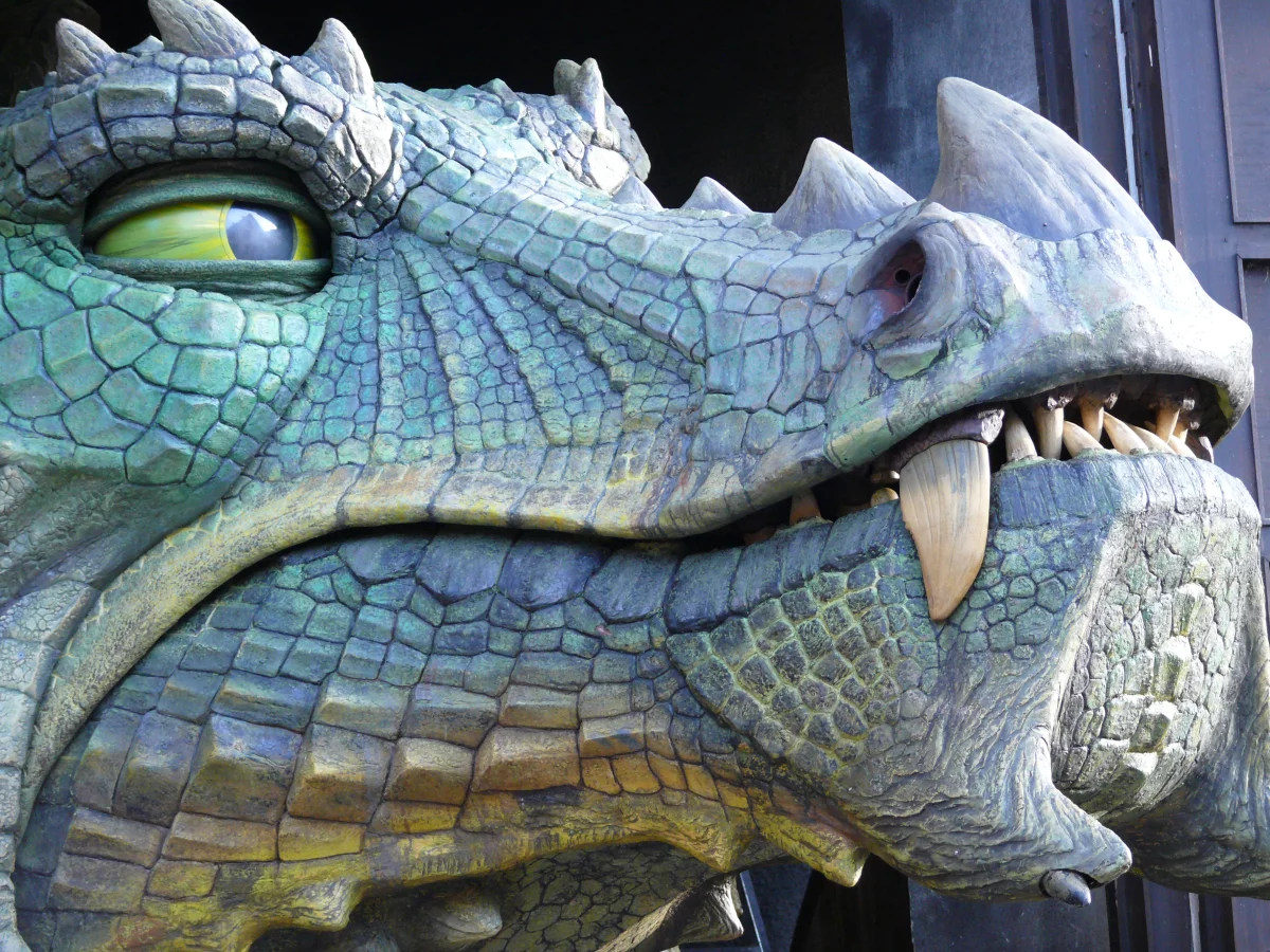 Le dragon sort de sa tannière