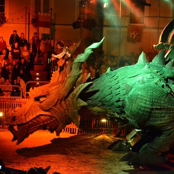 Regardez bien, le vaillant chevalier a sauté sur la tête du dragon