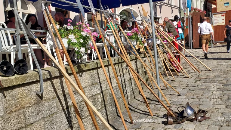 Les combattants au café.... les armes doivent rester à l'extérieur